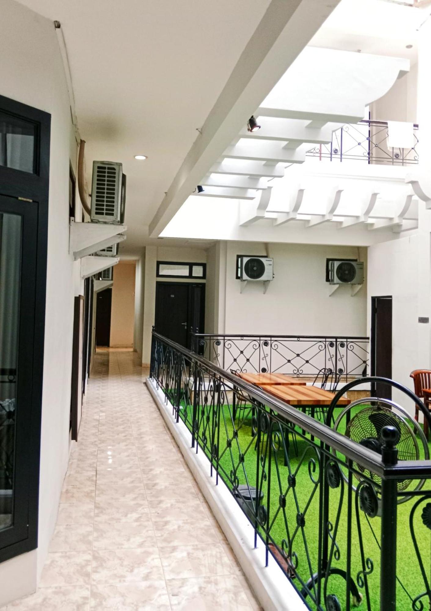 Andita Syariah Hotel Сурабая Экстерьер фото